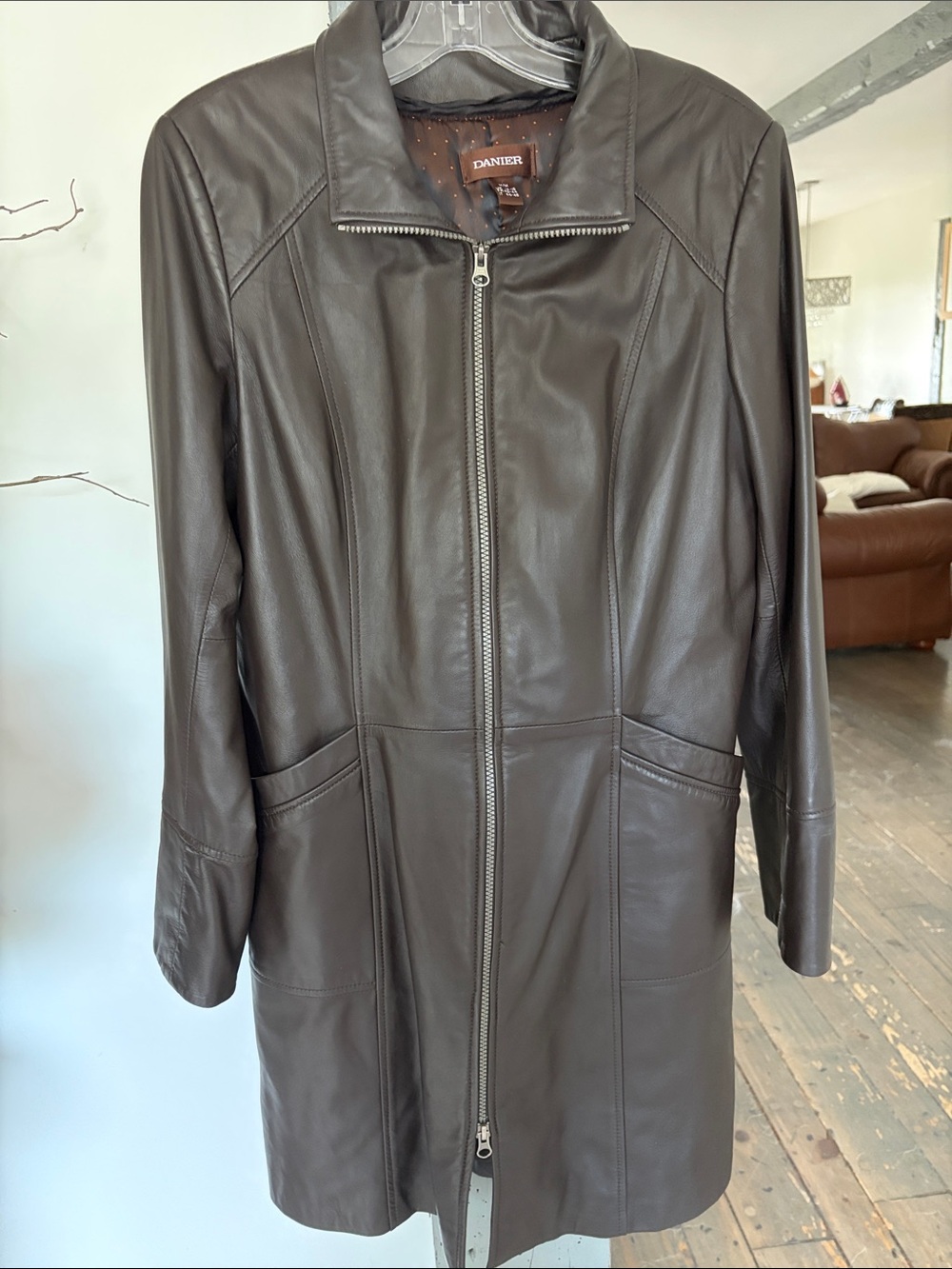 Danier Women's Brown Leather Mid-Length Zip Coat double lined. Very
classy peac